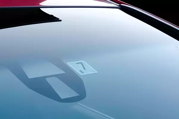 「ちょっと前までフロントガラスの上部にあった青や緑のハチマキ！　最近のクルマから消えた理由をガラスメーカーに聞いてみた」の画像