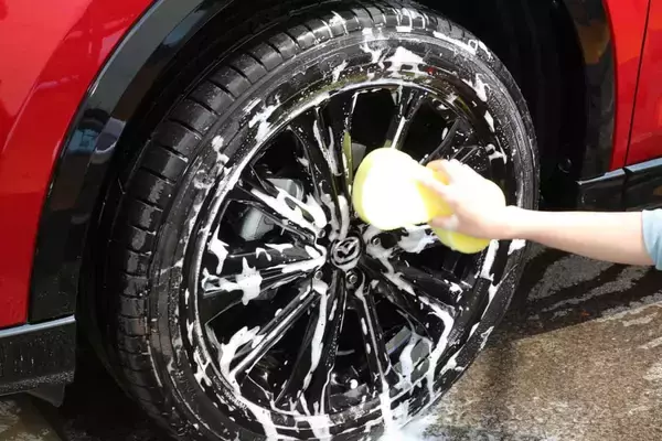 「タイヤも「ひび割れ」は経年劣化だけど人によってけっこう差がある！　タイヤの寿命を縮めるNG行為とは？」の画像