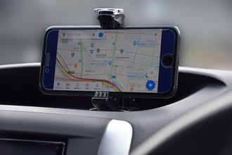 スマホさえイジらなきゃ大丈夫……は間違い！　車載ナビの操作もアウトになる「ながら運転」の違反
