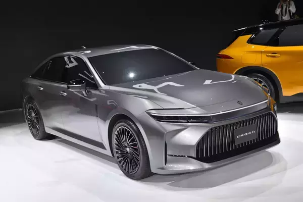 「「クルマといえばクラウン」の「クラ爺」に歴代の面影なしの新型は受け入れられるのか？」の画像