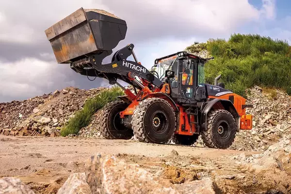 「荒々しい見た目と裏腹にエコを追求！　イカツい建機の「ホイールローダー」はハイテクの塊だった」の画像