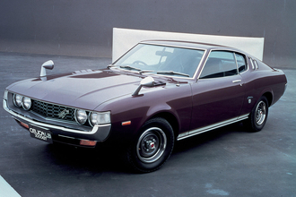 遠い国のまったく違うクルマが似てるのは奇跡!?　輸入車と国産車の「そっくりクルマ」４組