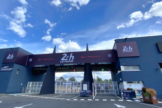 華やかなル・マン24時間レースの知られざる舞台裏。メディアを悩ませる「座席ガチャ」「食糧問題」「置いてけぼり」【みどり独乙通信】