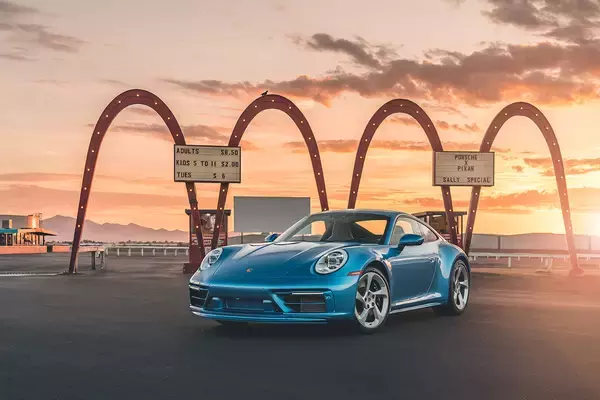 「ディズニーアニメ映画「カーズ」の登場車をポルシェが実車化！　５億円で落札された「911サリースペシャル」って何もの？」の画像