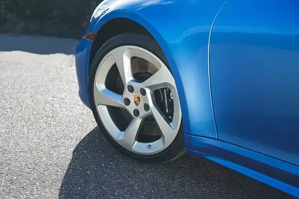 「ディズニーアニメ映画「カーズ」の登場車をポルシェが実車化！　５億円で落札された「911サリースペシャル」って何もの？」の画像