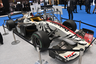 子どもはフォーミュラカーに乗って大人はその横でお勉強!?　アブラヤシにオレンジの皮も使ってるヨコハマタイヤがエコだった【ジャパンモビリティショー2025】