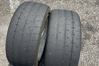溝もたっぷりでひび割れもない！　見た目新品だけど何年も前に製造されたタイヤって使ってもOK？