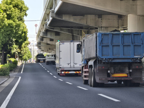 タイヤは重いし路肩に寄せても邪魔になるし……大型車のパンクは想像以上に大変な事態だった