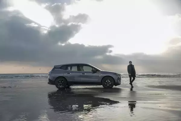 「“BEV”＋“M”の組み合わせがやってきた！　BMW iX に619馬力のスペックを誇る「M60」を追加」の画像