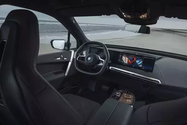 「“BEV”＋“M”の組み合わせがやってきた！　BMW iX に619馬力のスペックを誇る「M60」を追加」の画像