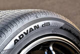 「クラウンもアルファードもN-BOXも質感が高まる！　ヨコハマの新コンフォートタイヤ「アドバンdb V553」の進化にレーシングドライバーも舌を巻いた」の画像1