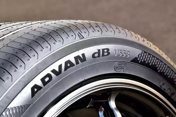 クラウンもアルファードもN-BOXも質感が高まる！　ヨコハマの新コンフォートタイヤ「アドバンdb V553」の進化にレーシングドライバーも舌を巻いた