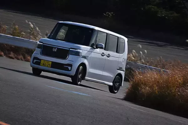 「クラウンもアルファードもN-BOXも質感が高まる！　ヨコハマの新コンフォートタイヤ「アドバンdb V553」の進化にレーシングドライバーも舌を巻いた」の画像