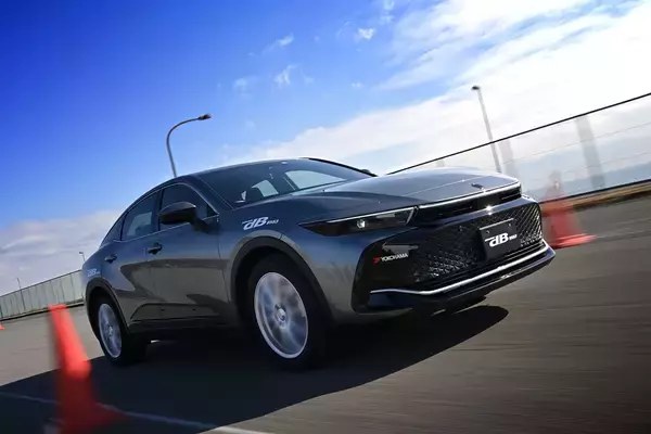 「クラウンもアルファードもN-BOXも質感が高まる！　ヨコハマの新コンフォートタイヤ「アドバンdb V553」の進化にレーシングドライバーも舌を巻いた」の画像