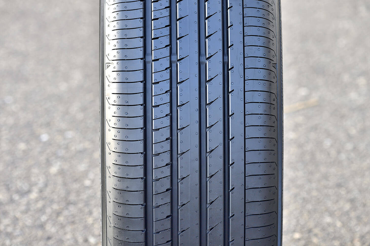 クラウンもアルファードもN-BOXも質感が高まる！　ヨコハマの新コンフォートタイヤ「アドバンdb V553」の進化にレーシングドライバーも舌を巻いた