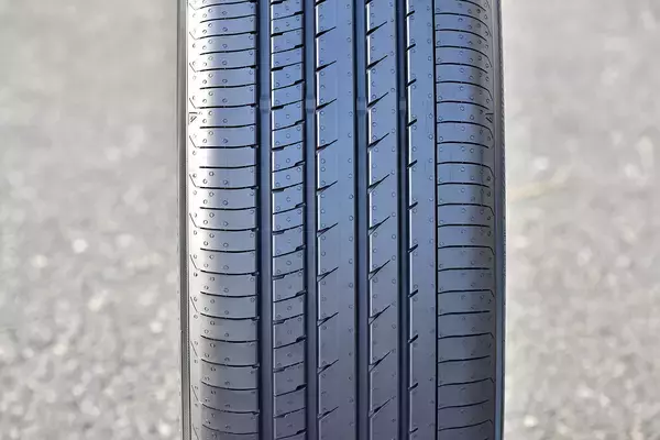 「クラウンもアルファードもN-BOXも質感が高まる！　ヨコハマの新コンフォートタイヤ「アドバンdb V553」の進化にレーシングドライバーも舌を巻いた」の画像