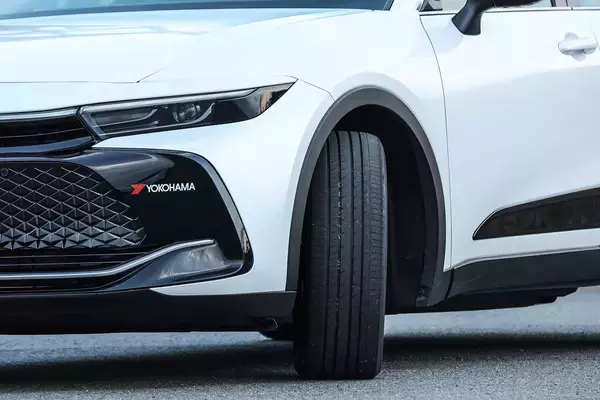 「クラウンもアルファードもN-BOXも質感が高まる！　ヨコハマの新コンフォートタイヤ「アドバンdb V553」の進化にレーシングドライバーも舌を巻いた」の画像