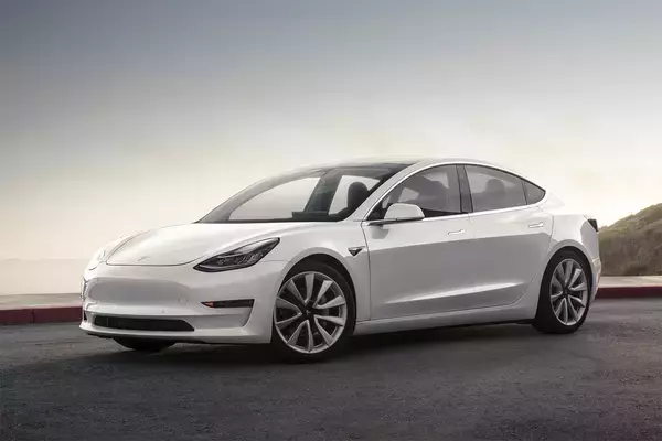 「街を走るテスラ・モデル３は白ばかり！　日本人の「白信仰」だけじゃない色が偏る納得の理由」の画像