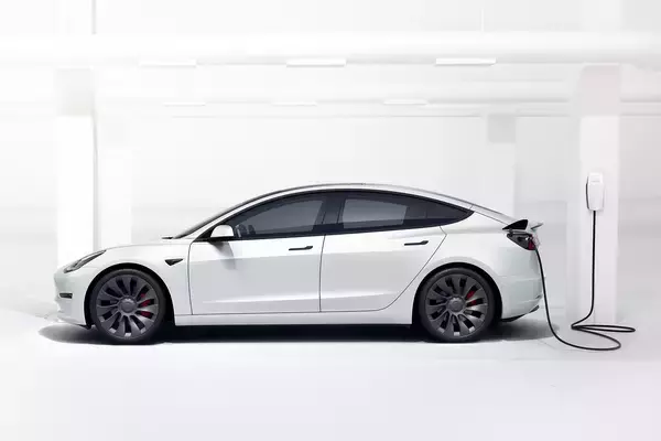 「街を走るテスラ・モデル３は白ばかり！　日本人の「白信仰」だけじゃない色が偏る納得の理由」の画像