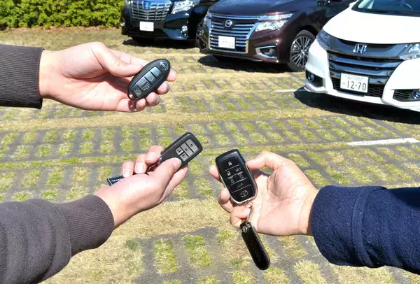 持ってるだけでドアの開閉もエンジン始動もできるスマートキー！　じゃあキーにある「物理ボタンは要らないじゃん」の疑問に対する答えとは
