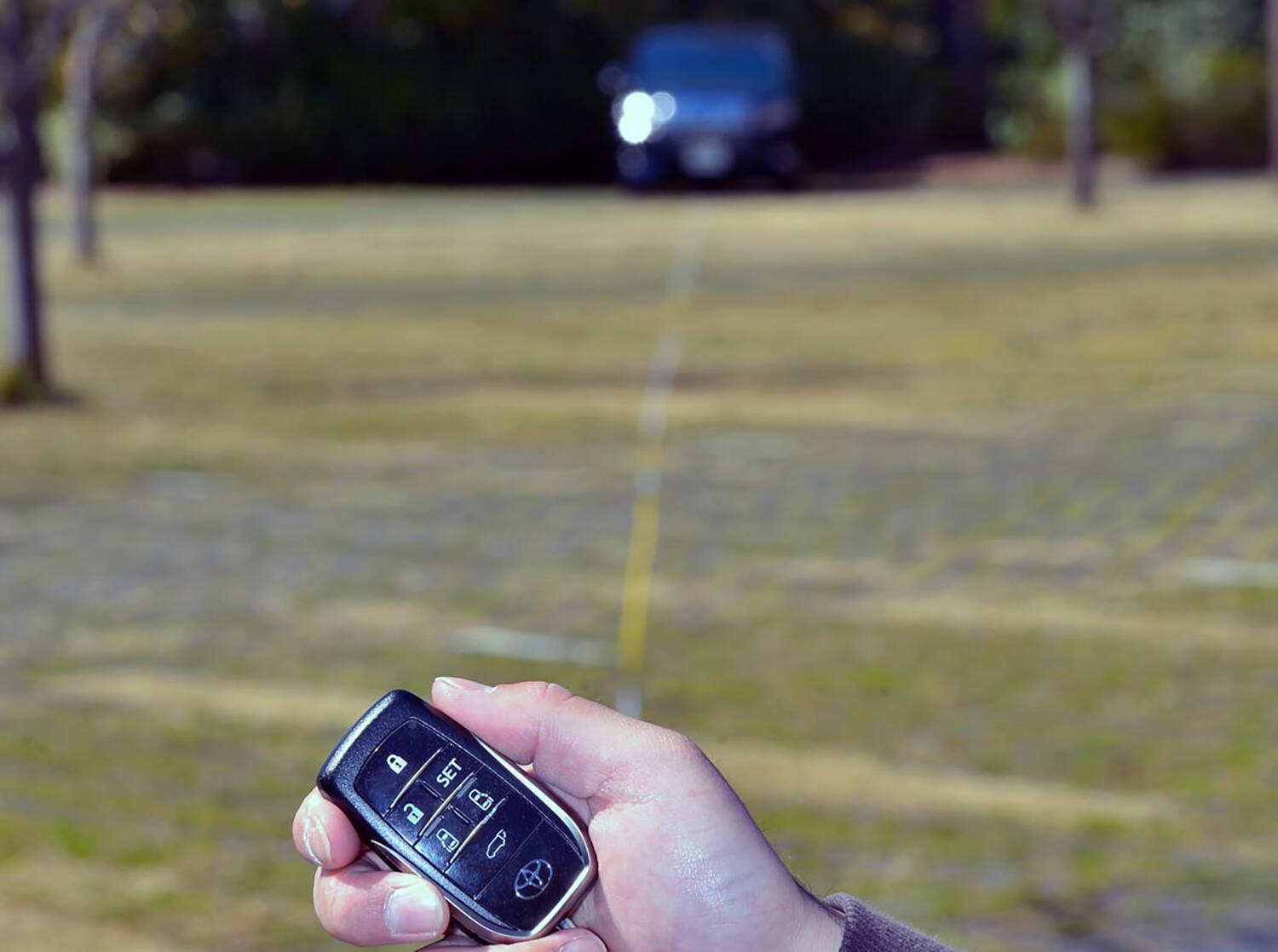 持ってるだけでドアの開閉もエンジン始動もできるスマートキー！　じゃあキーにある「物理ボタンは要らないじゃん」の疑問に対する答えとは