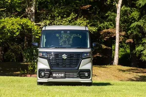 「軽商用車と思えぬ贅沢っぷり！　「スズキ・スペーシアBASE」の秘密基地感に妄想は膨らみっぱなし　」の画像
