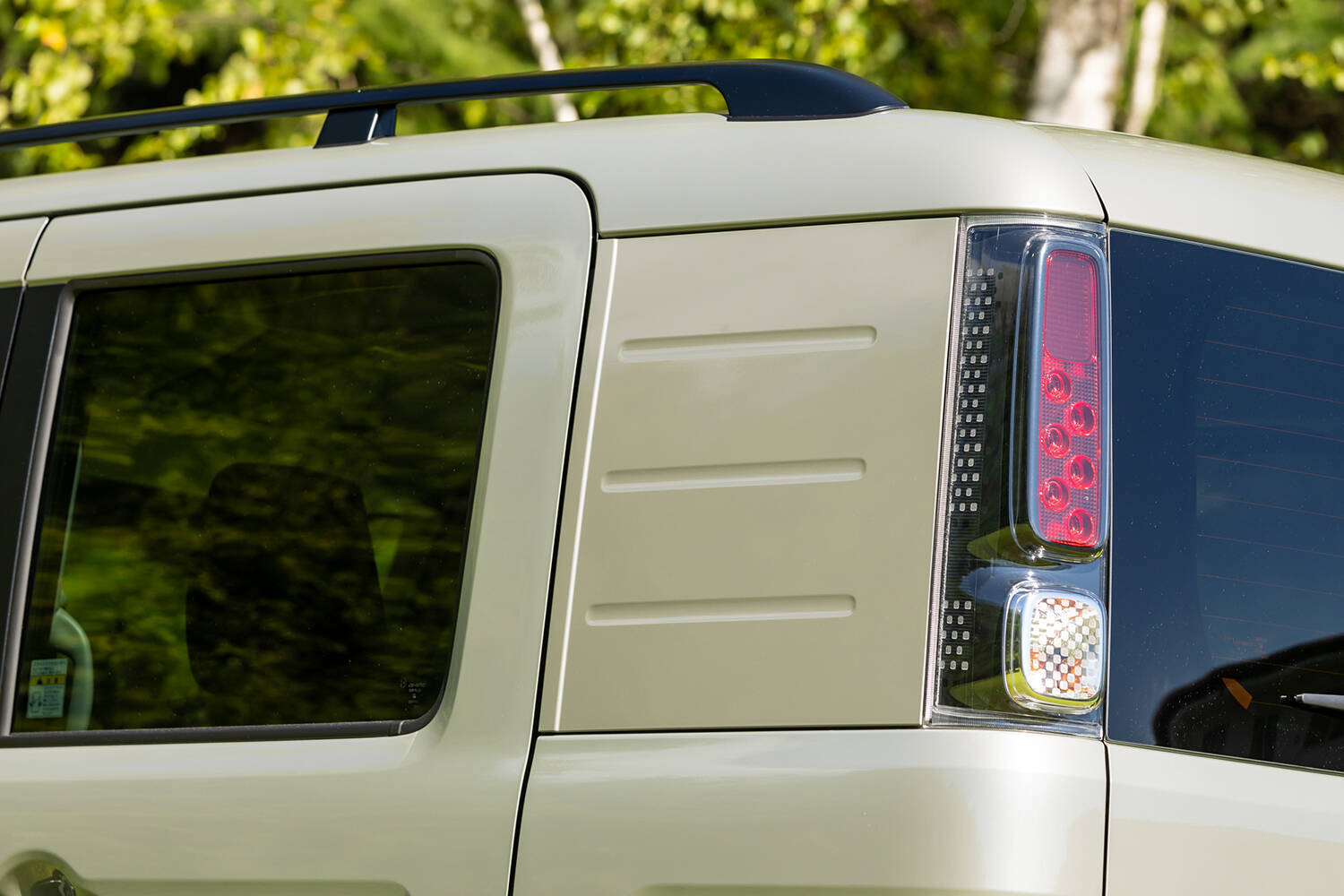 軽商用車と思えぬ贅沢っぷり！　「スズキ・スペーシアBASE」の秘密基地感に妄想は膨らみっぱなし　