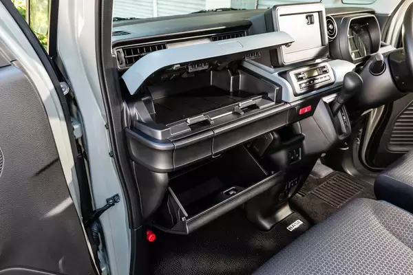 「軽商用車と思えぬ贅沢っぷり！　「スズキ・スペーシアBASE」の秘密基地感に妄想は膨らみっぱなし　」の画像