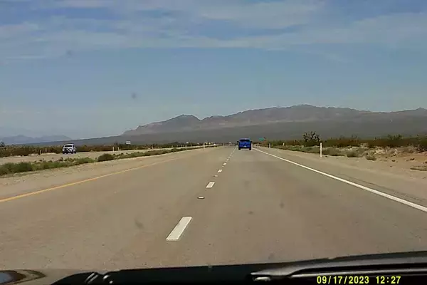 「「巨大トレーラーに煽られる」「４車線一気跨ぎ」でけっこう怖い！　アメリカの高速を走るクルマが映画レベルにアグレッシブだった」の画像