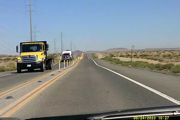 「「巨大トレーラーに煽られる」「４車線一気跨ぎ」でけっこう怖い！　アメリカの高速を走るクルマが映画レベルにアグレッシブだった」の画像