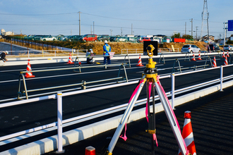 道路っぱたで技師が何か覗いている「測量」！　道路を守るためには必要不可欠な作業について解説!!