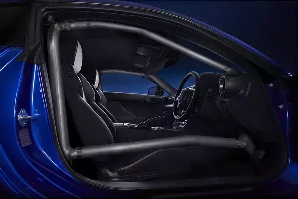 「ロールケージや空冷式エンジンオイルクーラーをSTIが架装する！　BRZカップカー ベーシックを発表」の画像