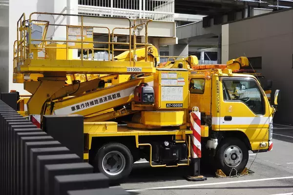 高速の道路工事で見かける「トラ柄トラック」は人や荷物を運ぶだけじゃない！　人を守る「盾」の役割もあった
