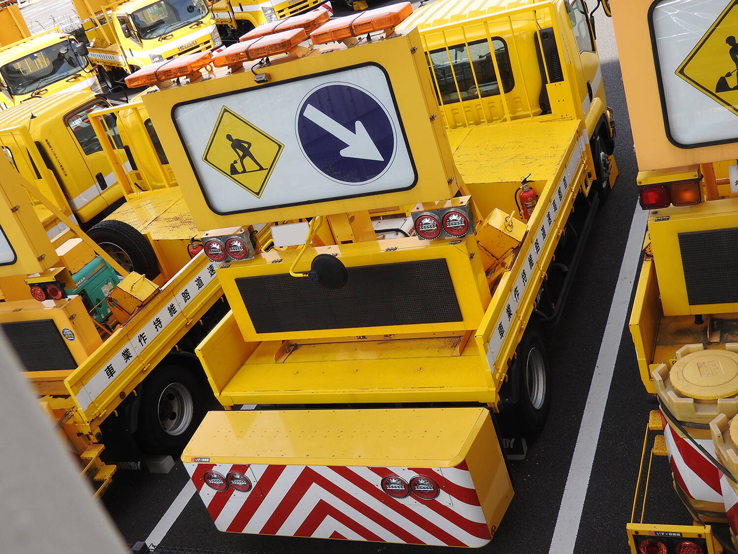 高速の道路工事で見かける「トラ柄トラック」は人や荷物を運ぶだけじゃない！　人を守る「盾」の役割もあった