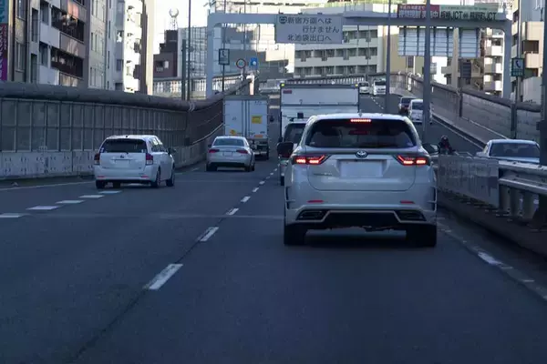 「使うと燃費が悪化する」「ステルスブレーキはNG」！　エンジンブレーキに関する「SNSの噂」に決着