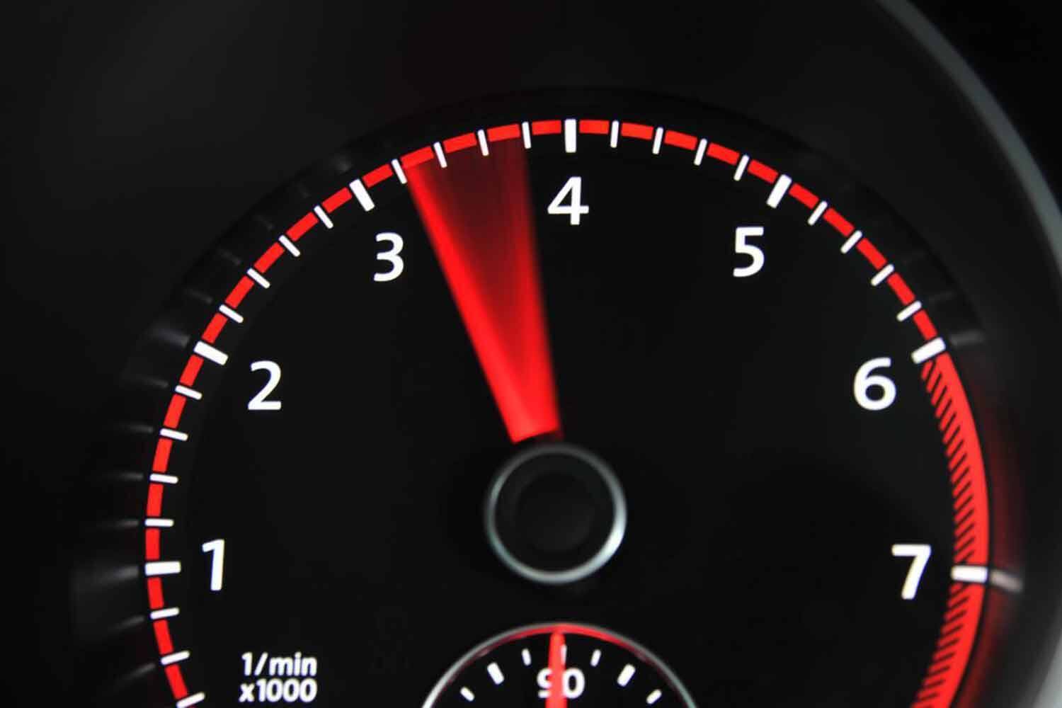 「使うと燃費が悪化する」「ステルスブレーキはNG」！　エンジンブレーキに関する「SNSの噂」に決着