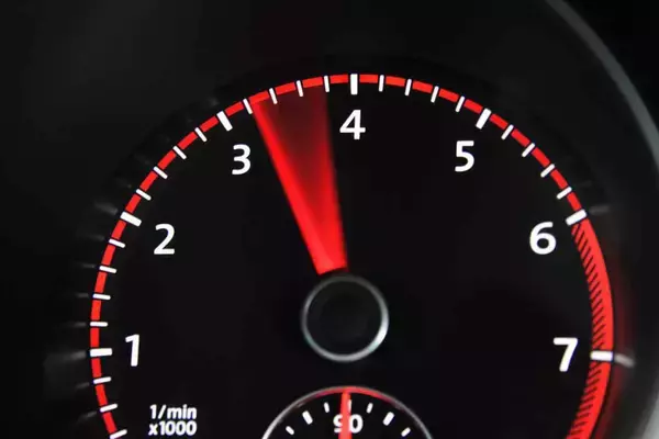 「「使うと燃費が悪化する」「ステルスブレーキはNG」！　エンジンブレーキに関する「SNSの噂」に決着」の画像