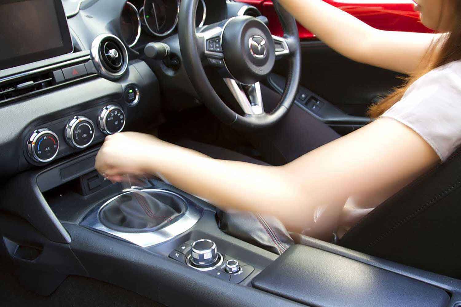 「使うと燃費が悪化する」「ステルスブレーキはNG」！　エンジンブレーキに関する「SNSの噂」に決着