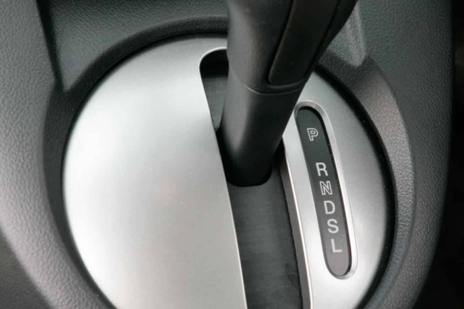 「使うと燃費が悪化する」「ステルスブレーキはNG」！　エンジンブレーキに関する「SNSの噂」に決着