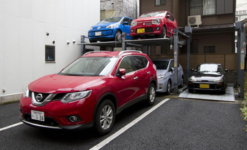 ここオレの駐車場だけど……なんじゃこのクルマ！　無断駐車を「勝手に動かす」「張り紙で警告」はコッチが悪くなる可能性があった