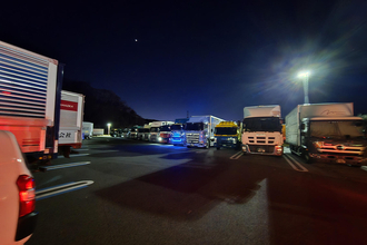 駐車されたトラックがオモシロすぎる！　高速のSA・PAでの観測がやめられない!!