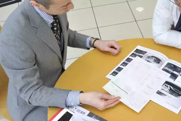 同じ「嫌な客」でも売るか売らないかは「感情論」じゃない！　新車セールスマンの「お客の見極め方」とは