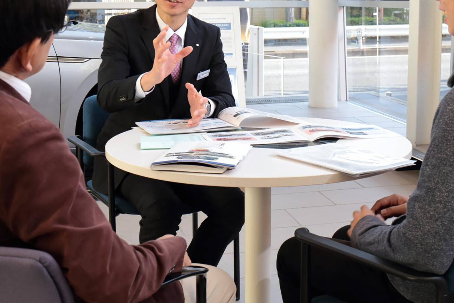 同じ「嫌な客」でも売るか売らないかは「感情論」じゃない！　新車セールスマンの「お客の見極め方」とは