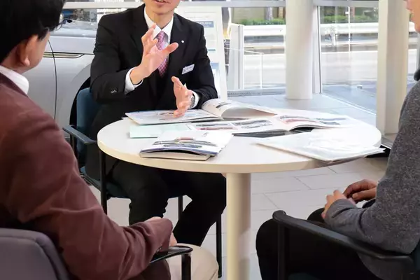 「同じ「嫌な客」でも売るか売らないかは「感情論」じゃない！　新車セールスマンの「お客の見極め方」とは」の画像