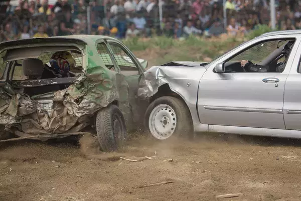 「ぶつけまくって相手のクルマを破壊！　最後まで動けたクルマが勝ちの狂気のモータースポーツ「デモリッションダービー」って何？」の画像