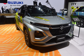 フレックス・フューエル・フロンクスはガソリンでも混合燃料でも走る！　インド発のスズキの挑戦はカーボンニュートラル時代の新しい選択肢だった【ジャパンモビリティショー2025】