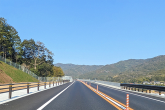 赤い道路に水しぶきが上がらない道路！　クルマの安全のために進化する「舗装」の最前線