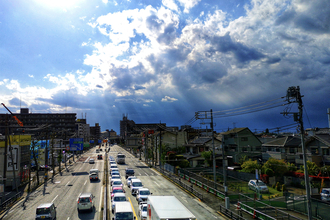 １kmあたり３〜５億円もかかるがそれでもやるべき！　道路の「電柱」をなくし地中化する計り知れないメリットとは