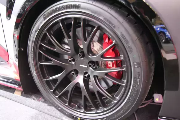 「「Ｚ・NSX・スープラ」GT500のチャンピオンマシン３台を堂々展示！　ブリヂストンの輝かしい「レースの歴史」が熱い【東京オートサロン2023】」の画像