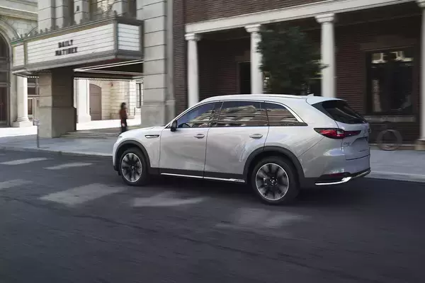 日本では買えない3列シートのフラッグシップSUVは約520万円から！　マツダCX-90を北米市場で初お披露目